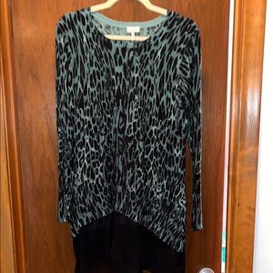 LOGO/ LORI GOLDSTEIN STUNNING NWT M GREEN/ BLACK ANIMAL PRINT TOP